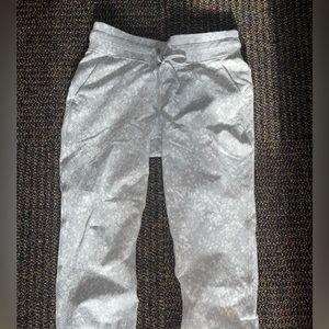 Lululemon cropped joggers size 6
